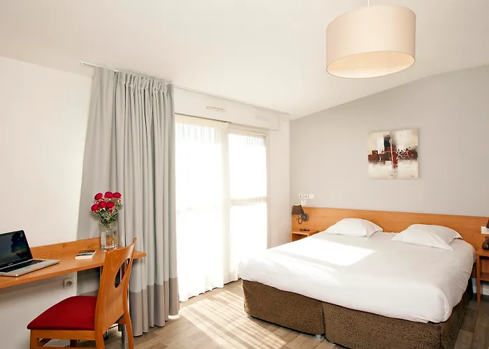 Sejours & Affaires Leonard De Vinci 2*